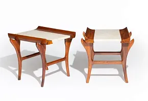 Пара приставных столиков
